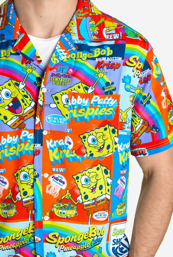 Mann trägt Hawaiihemd mit SpongeBob-Müslischachtel-Aufdruck