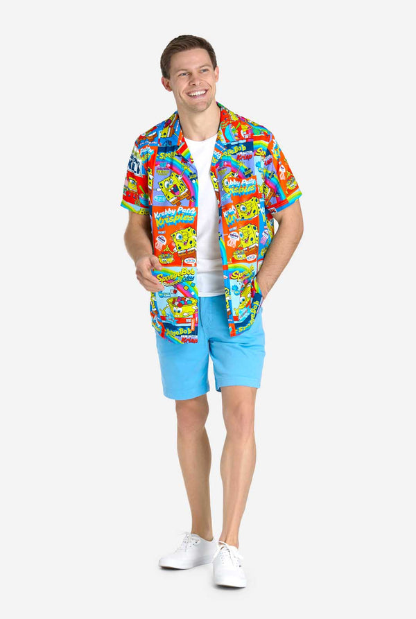 Mann trägt Hawaiihemd mit SpongeBob-Müslischachtel-Aufdruck