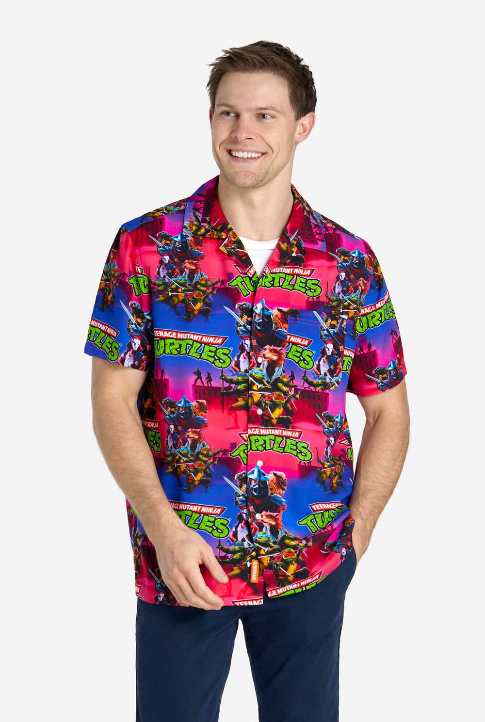 Mann trägt Hawaiihemd mit Teenage Mutant Ninja Turtles-Aufdruck.