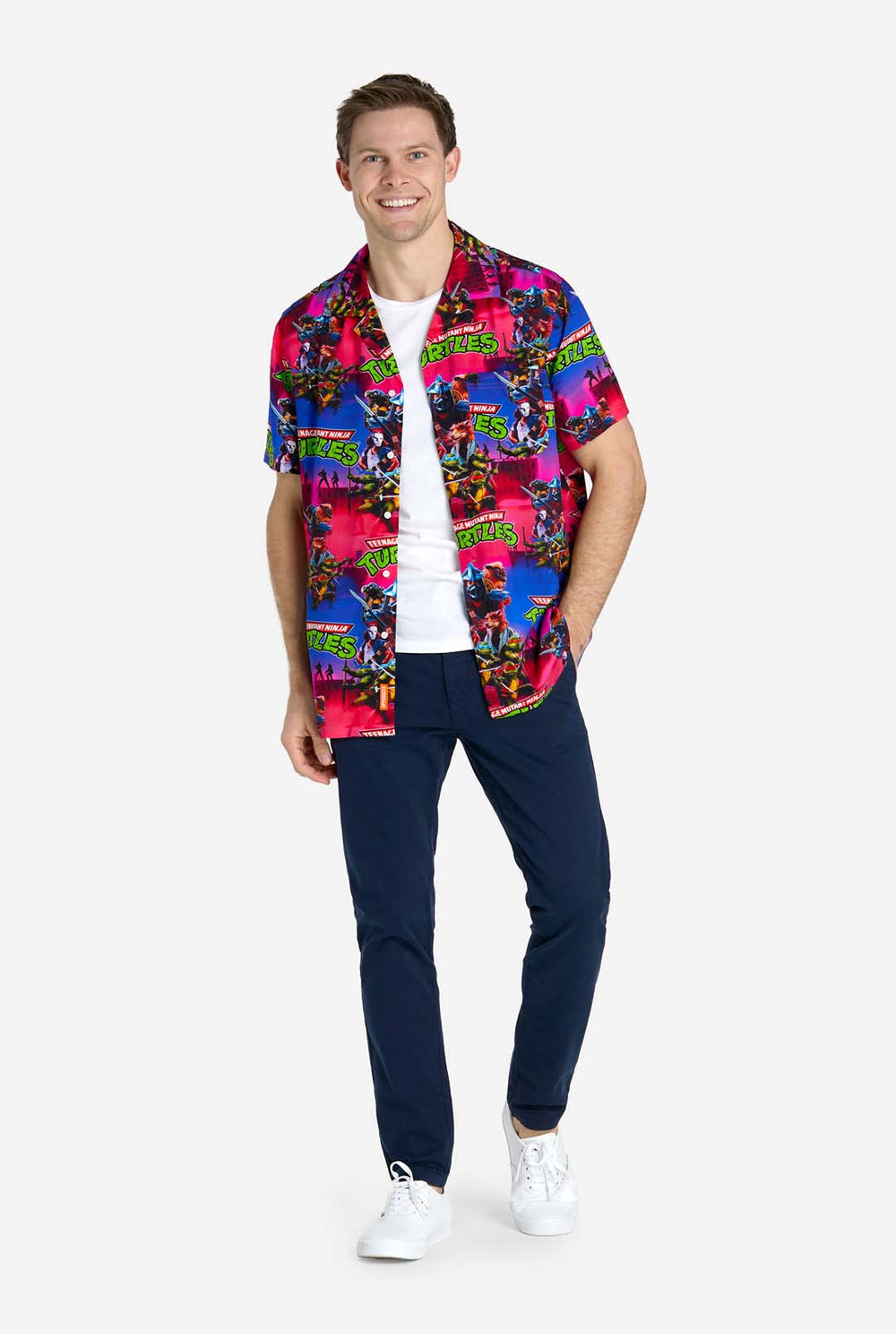 Mann trägt Hawaiihemd mit Teenage Mutant Ninja Turtles-Aufdruck.