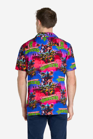 Mann trägt Hawaiihemd mit Teenage Mutant Ninja Turtles-Aufdruck. Ansicht von hinten.