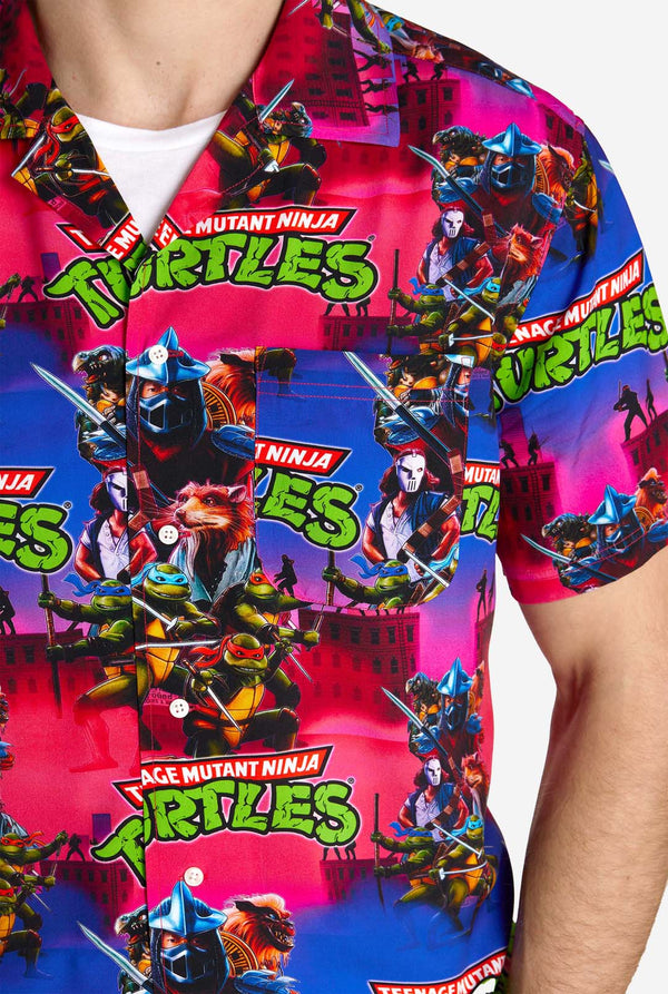 Mann trägt Hawaiihemd mit Teenage Mutant Ninja Turtles-Aufdruck.