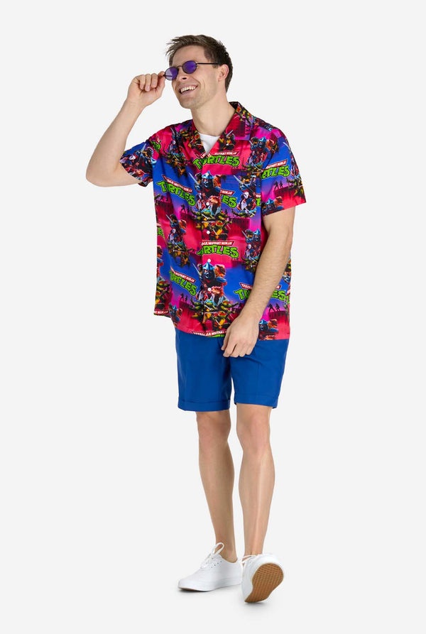 Mann trägt Hawaiihemd mit Teenage Mutant Ninja Turtles-Aufdruck.