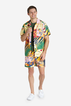 Männer tragen ein tropisches Sommerset, bestehend aus Shorts und Hemd mit Knöpfen