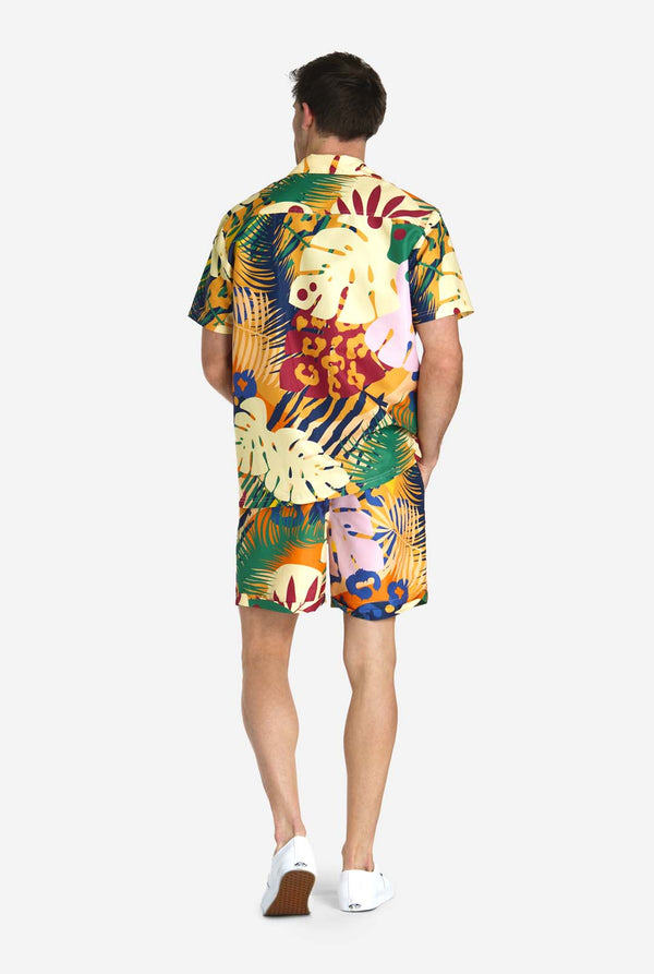 Männer tragen ein tropisches Sommerset, bestehend aus Shorts und Hemd mit Knöpfen, Ansicht von hinten