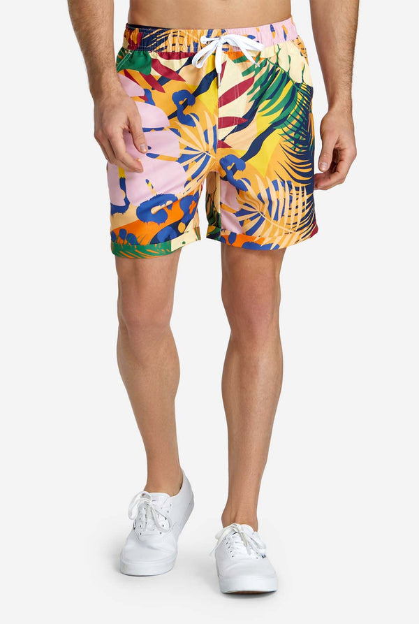 Ein Mann trägt nur die Shorts des tropischen Sommersets