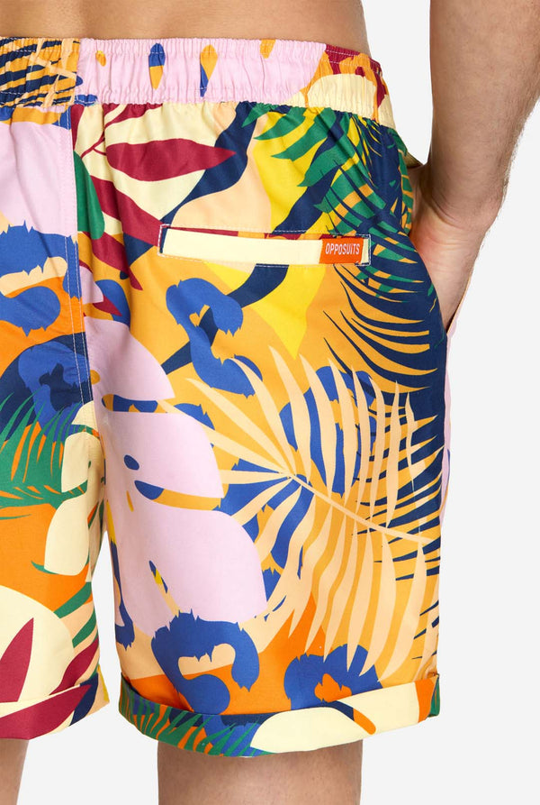 Ein Mann trägt nur die Shorts des tropischen Sommersets