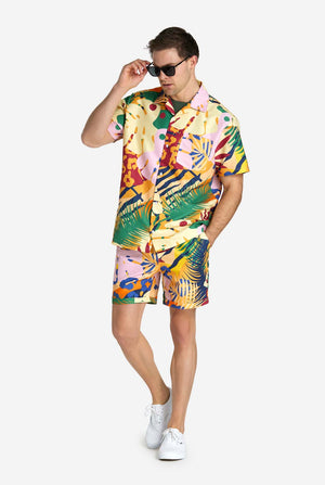Ein Mann trägt ein tropisches Sommerset, bestehend aus einer kurzen Hose und einem Hemd mit Knöpfen
