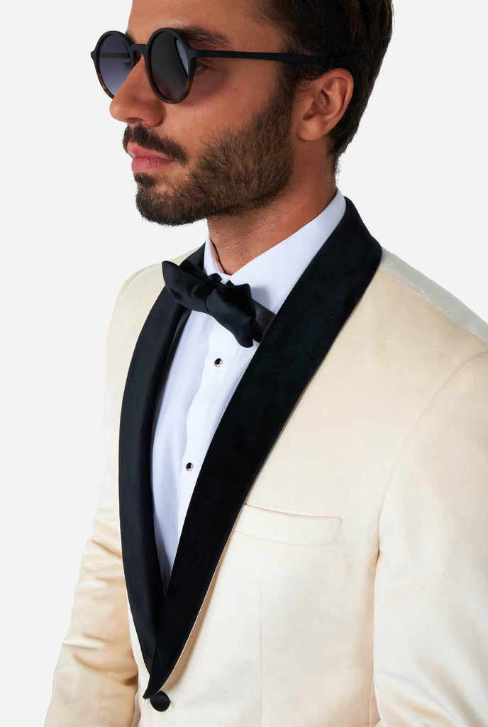 Man wearing ivory white velvet dinner jacket, close up