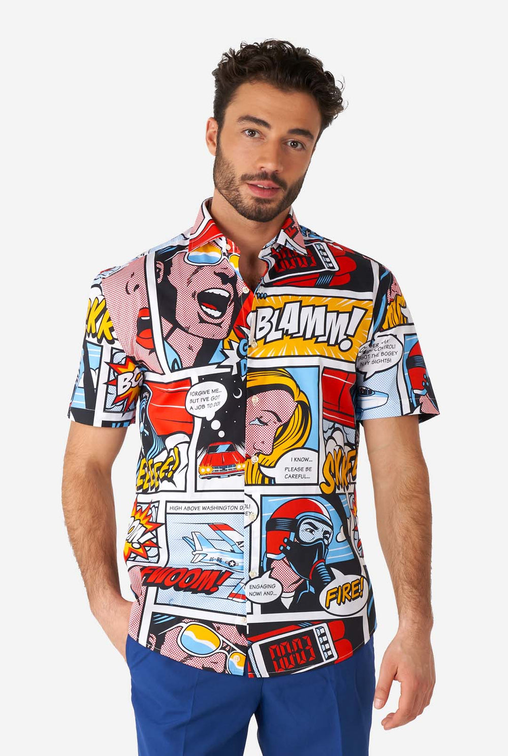 Mann, der Sommerhemd mit Comic -Druck und blaue Shorts trägt