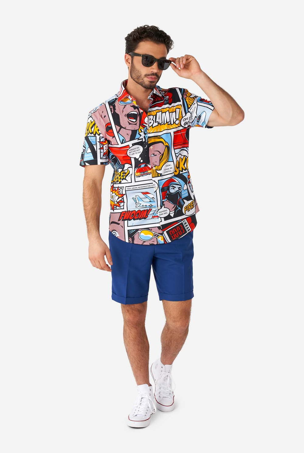 Mann, der Sommerhemd mit Comic -Druck und blaue Shorts trägt