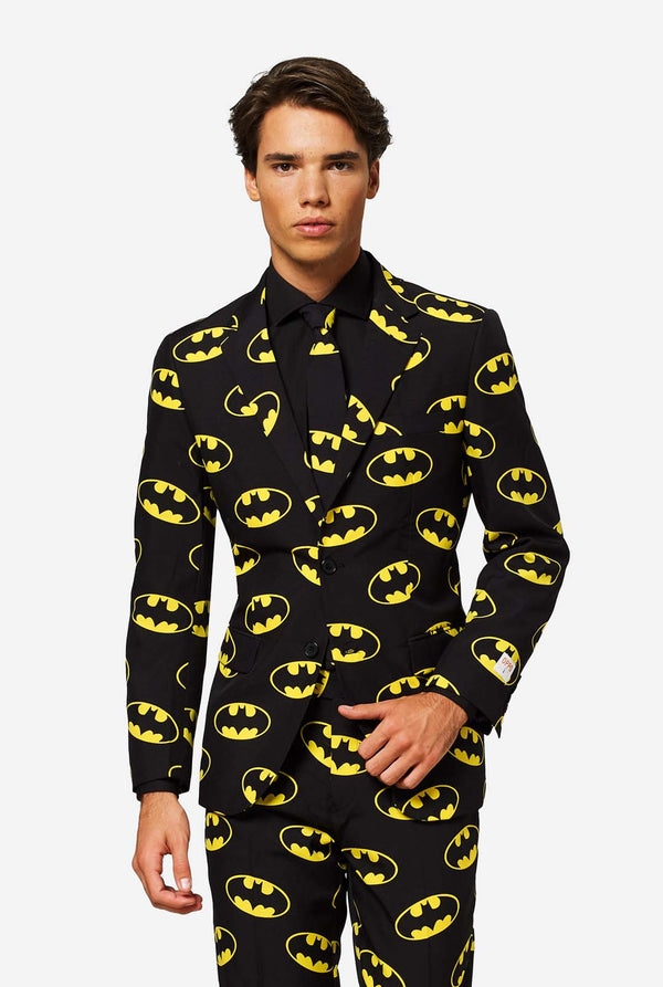 Mann trägt einen schwarzen Anzug mit gelben Batman-Logos.