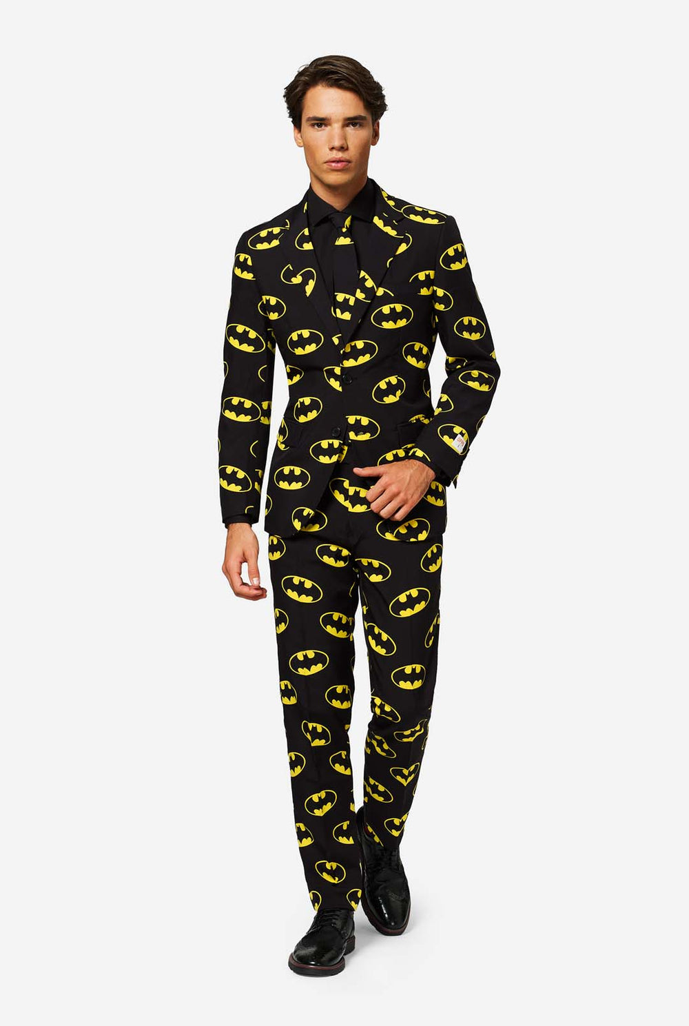 Mann trägt einen schwarzen Anzug mit gelben Batman-Logos.