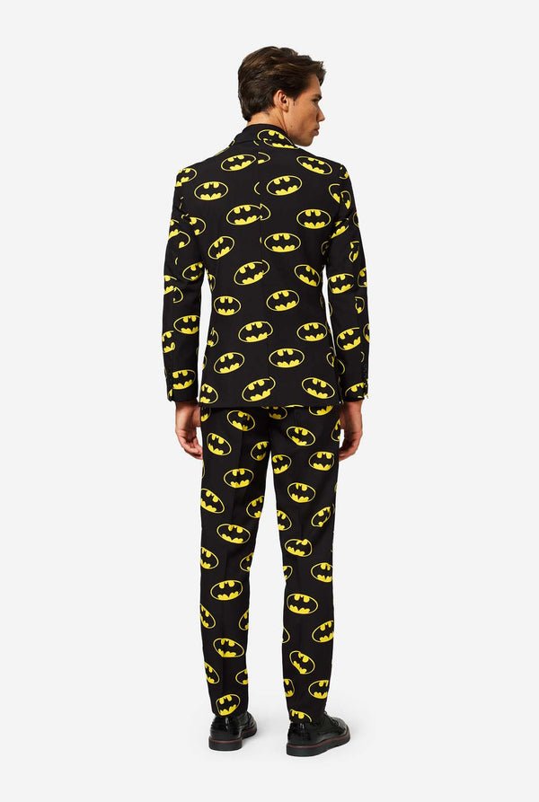 Mann trägt einen schwarzen Anzug mit gelben Batman-Logos.