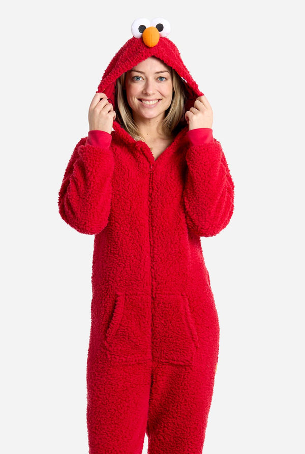 Frau trägt blauen Plüsch Onesie Elmo für Erwachsene