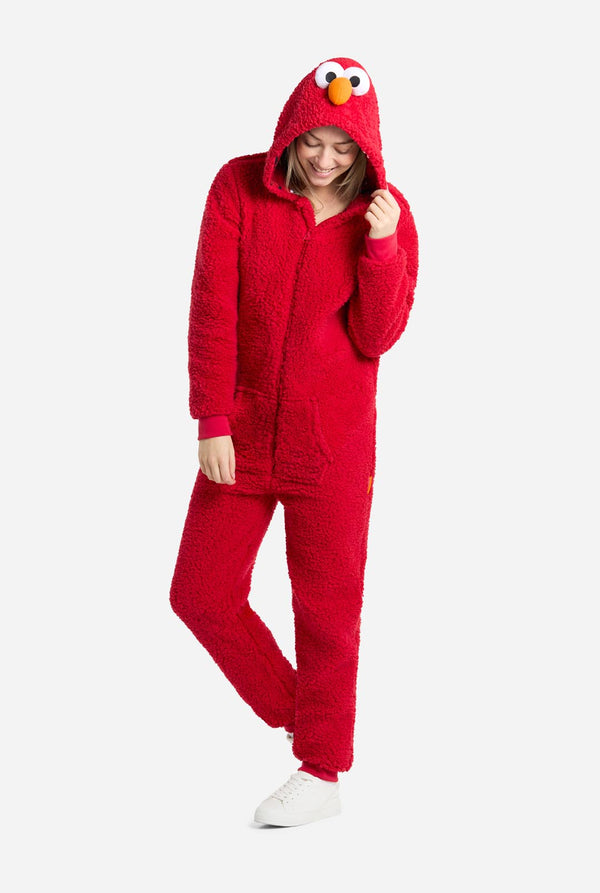 Frau trägt blauen Plüsch Onesie Elmo für Erwachsene