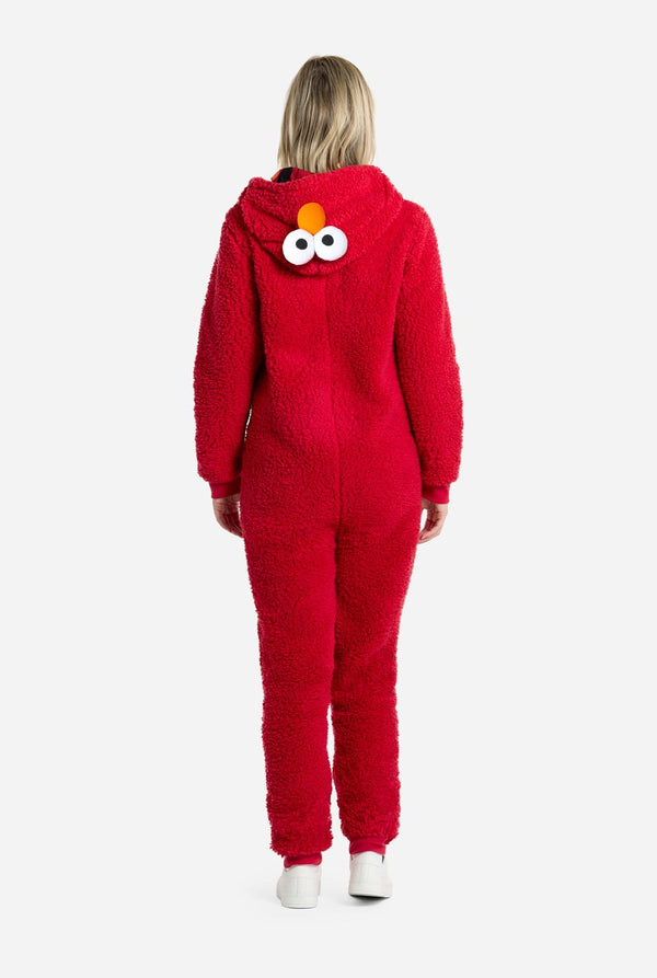 Frau trägt blauen Plüsch Onesie Elmo für Erwachsene