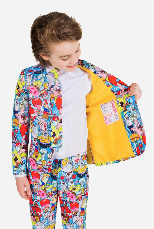 Kind trägt einen Jungenanzug mit SpongeBob-Motiv.