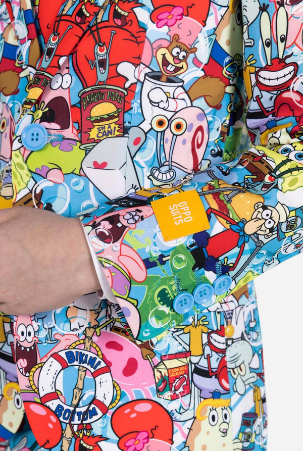 Kind trägt einen Jungenanzug mit SpongeBob-Motiv.