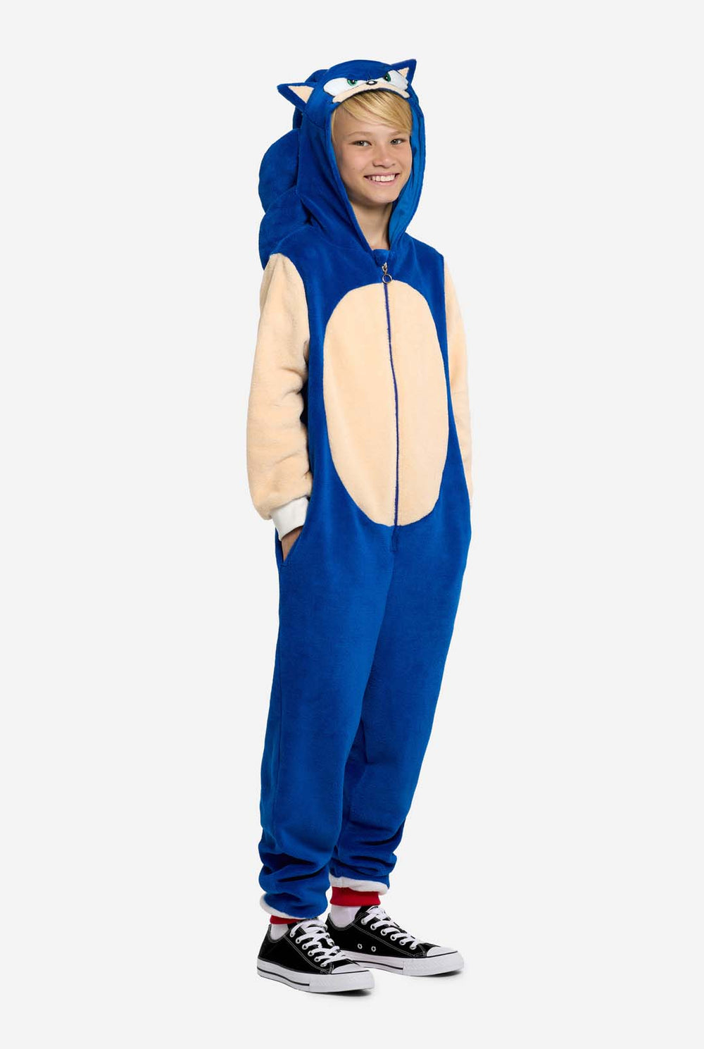 Junge trägt blauen Sonic the Hedgehog Kinder-Strampler
