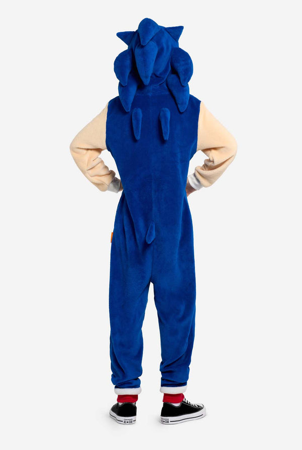 Junge trägt einen blauen Sonic the Hedgehog Kinder-Onesie