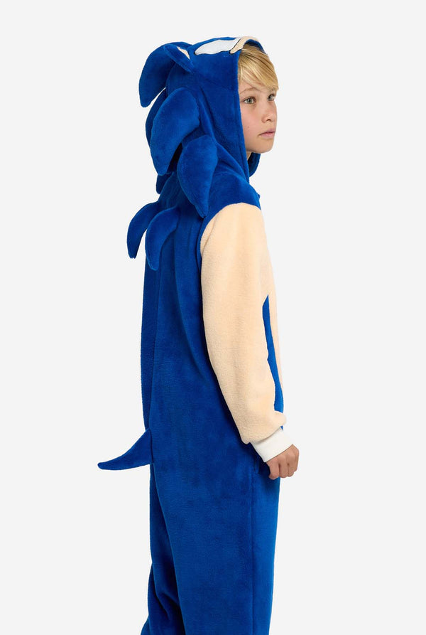 Junge trägt einen blauen Sonic the Hedgehog Kinder-Onesie