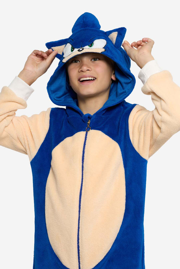 Junge trägt einen blauen Sonic the Hedgehog Kinder-Onesie