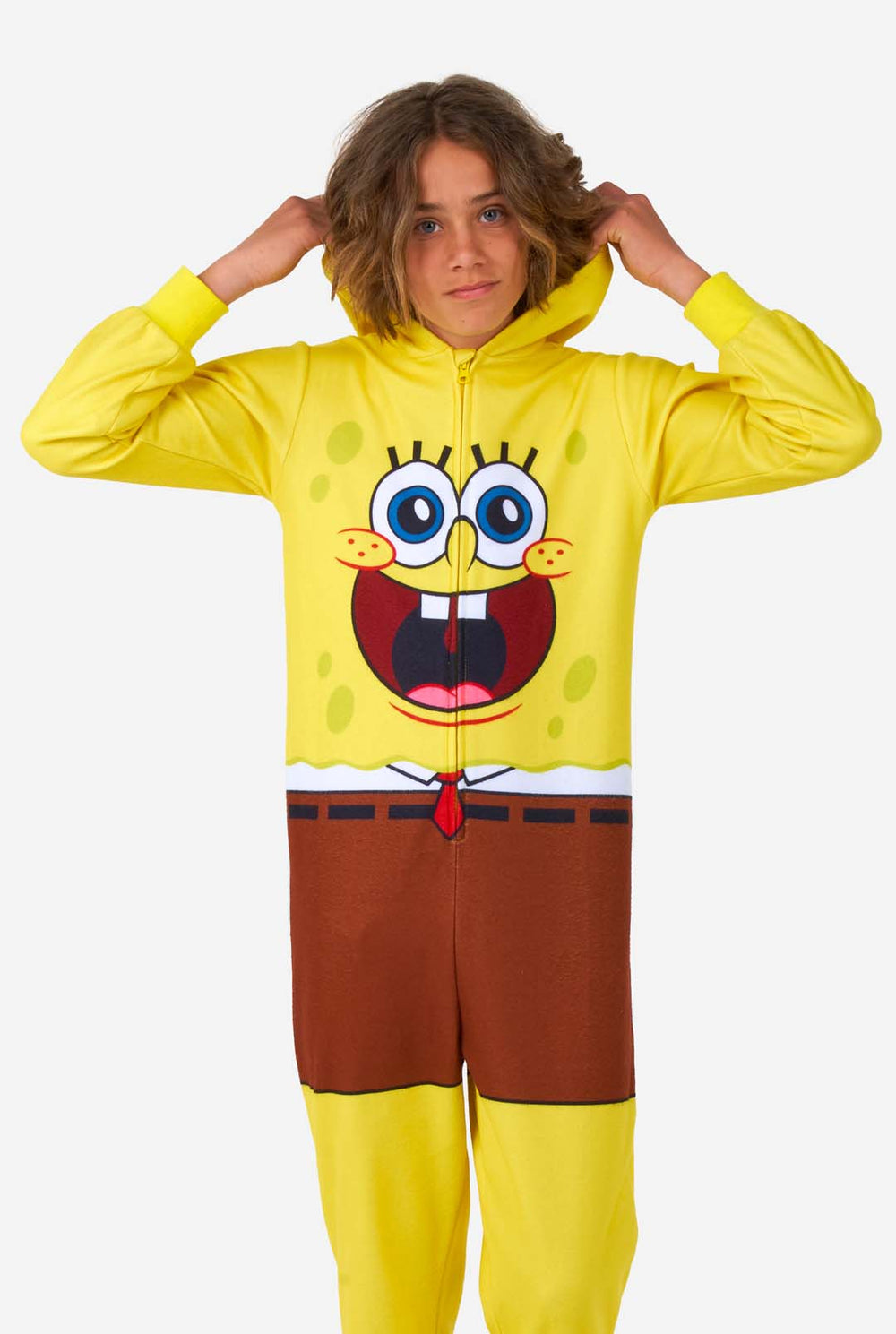 Kind trägt einen Spongebob-Strampler