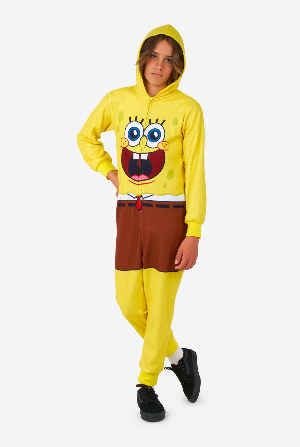 Kind trägt einen Spongebob-Strampler