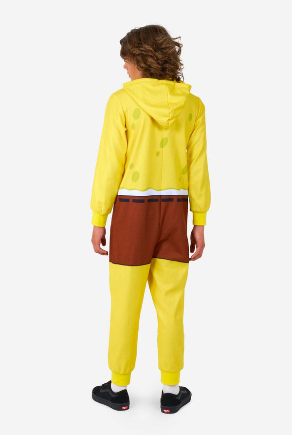 Kind trägt einen Spongebob-Strampler, ansicht von hinten.