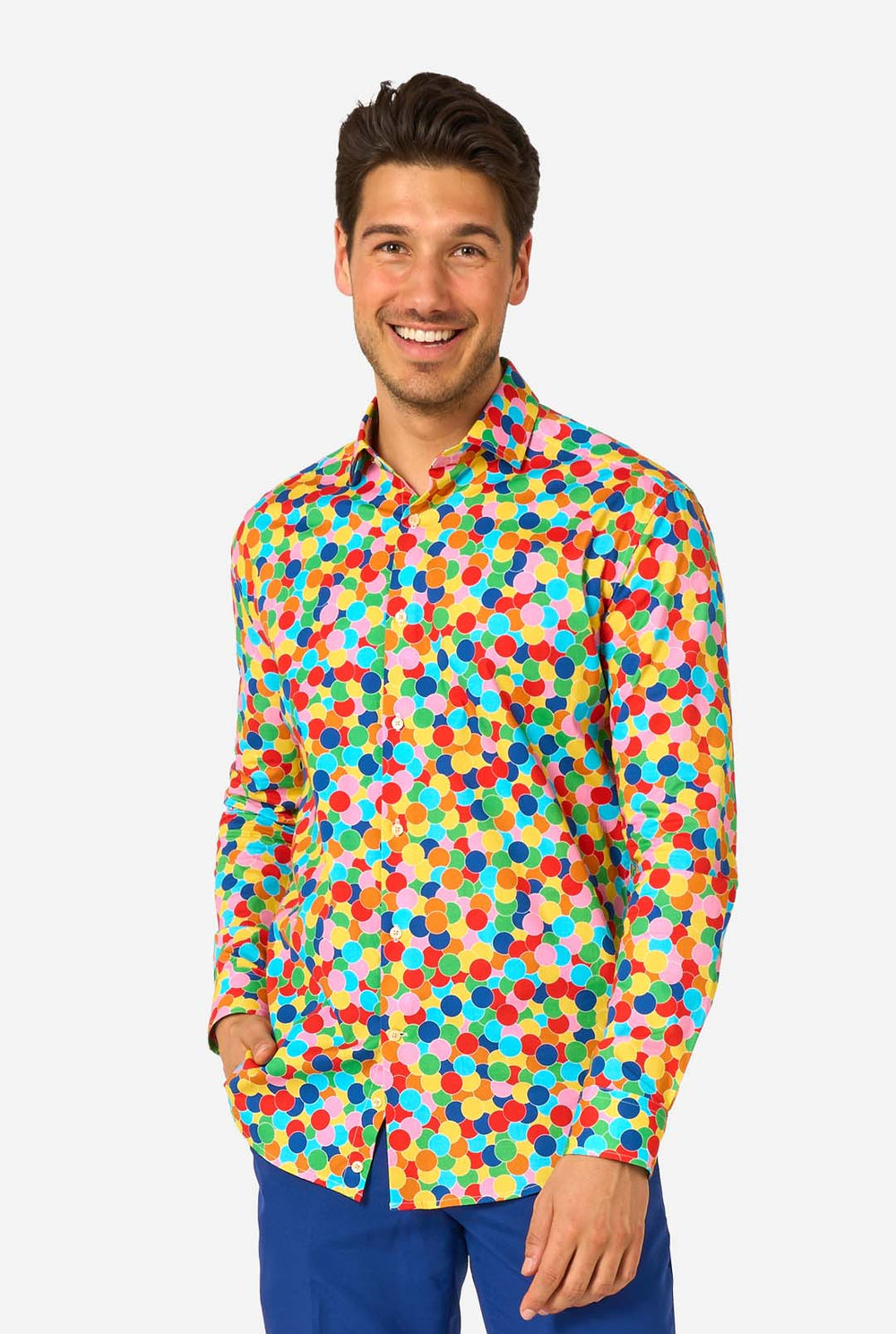 Mann trägt ein buntes, gepunktetes Konfetti-Shirt auf weißem Hintergrund