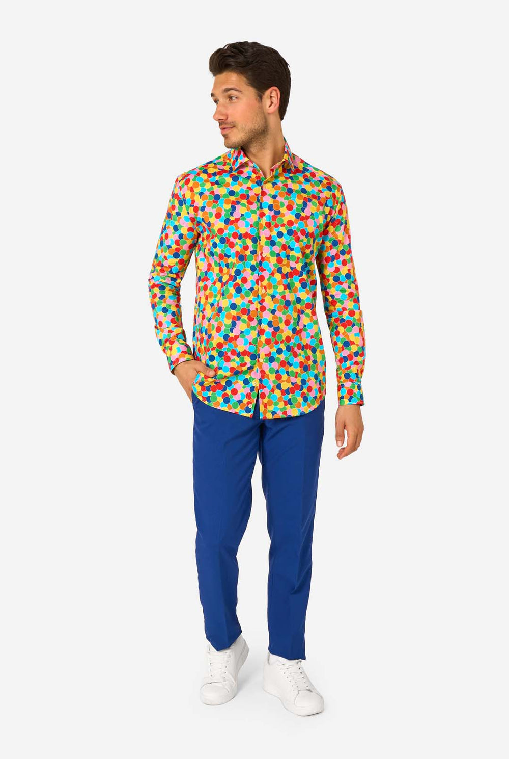 Mann trägt ein buntes, gepunktetes Konfetti-Shirt auf weißem Hintergrund
