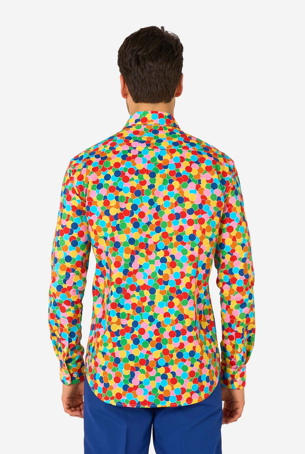 Mann trägt ein buntes, gepunktetes Konfetti-Shirt auf weißem Hintergrund, Blick von hinten.