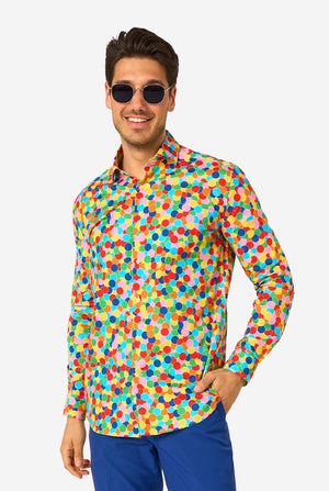 Mann trägt ein buntes, gepunktetes Konfetti-Shirt und eine Sonnenbrille auf weißem Hintergrund
