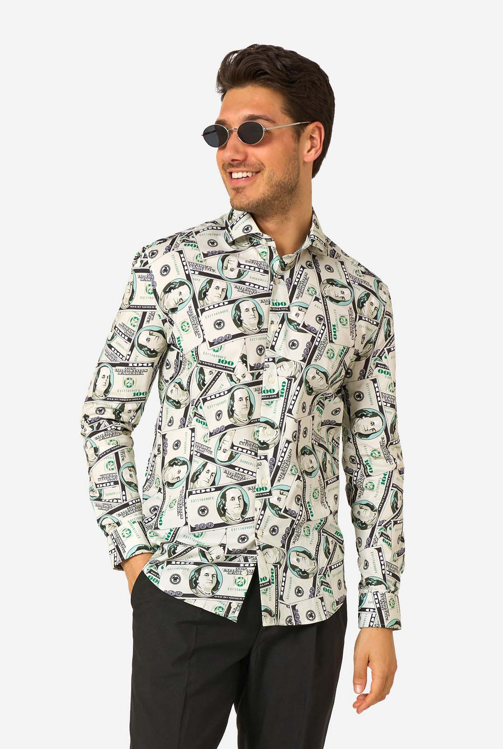 Mann trägt ein Hemd mit Dollarschein-Aufdruck auf weißem Hintergrund