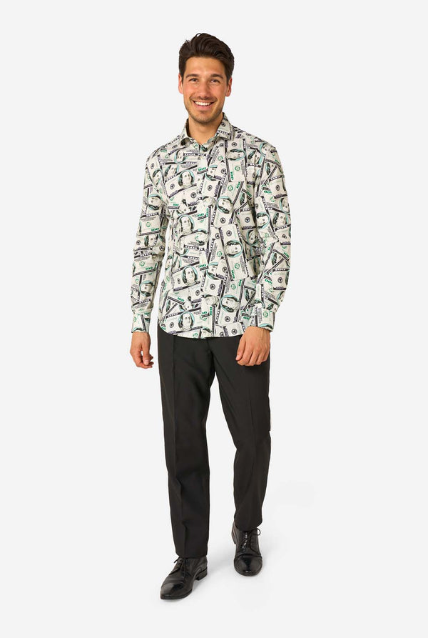 Mann trägt ein Hemd mit Dollarmuster und eine schwarze Hose auf weißem Hintergrund