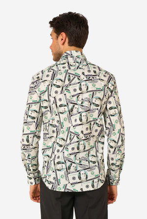 Mann trägt ein Hemd mit Dollarschein-Aufdruck auf weißem Hintergrund, Blick von hinten.