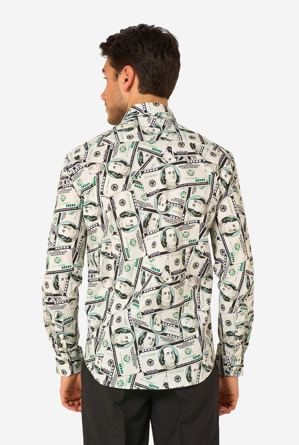 Mann trägt ein Hemd mit Dollarschein-Aufdruck auf weißem Hintergrund, Blick von hinten.