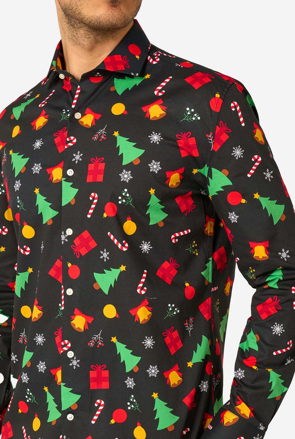 Schwarzes Langarmshirt mit buntem weihnachtlichem Muster auf weißem Hintergrund, das von Männern getragen wird