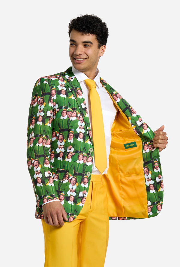 Mann trägt einen Weihnachtsanzug für Herren mit der Figur ELF auf der Jacke und gelben Hosen