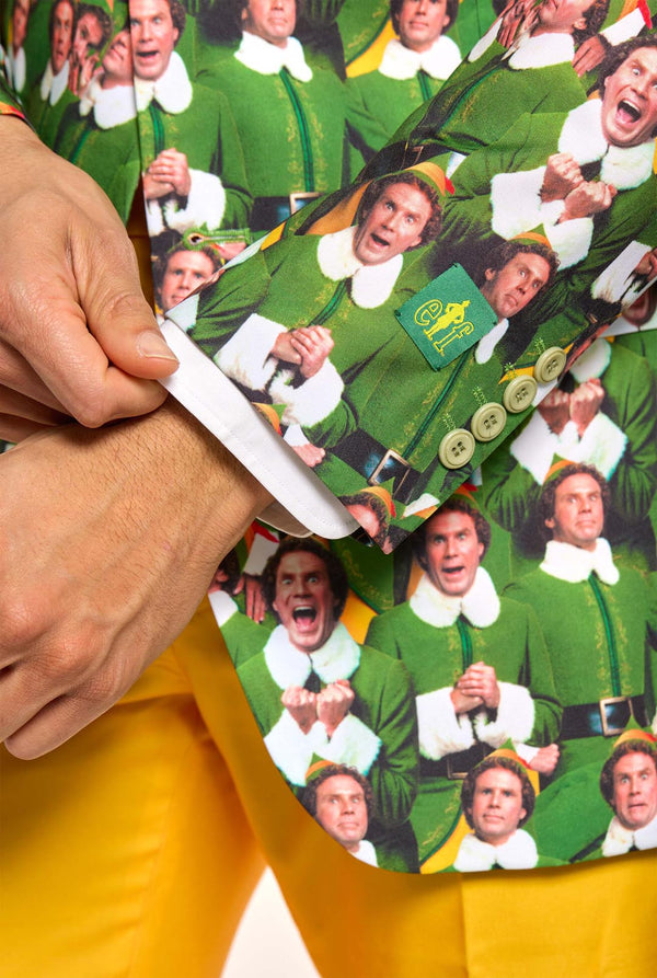 Mann trägt einen Weihnachtsanzug für Herren mit der Figur ELF auf der Jacke und gelben Hosen, Nahaufnahme