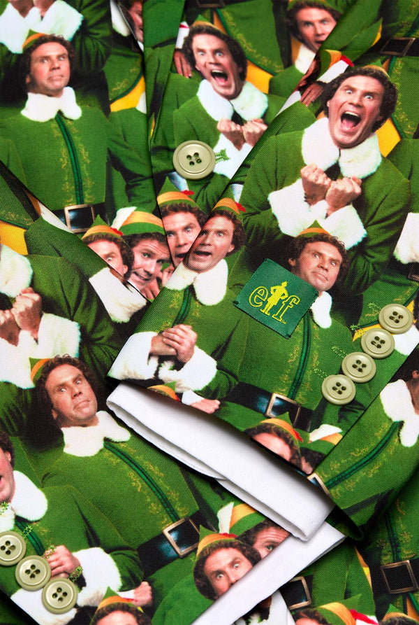 Mann trägt einen Weihnachtsanzug für Herren mit der Figur ELF auf der Jacke und gelben Hosen, Nahaufnahme