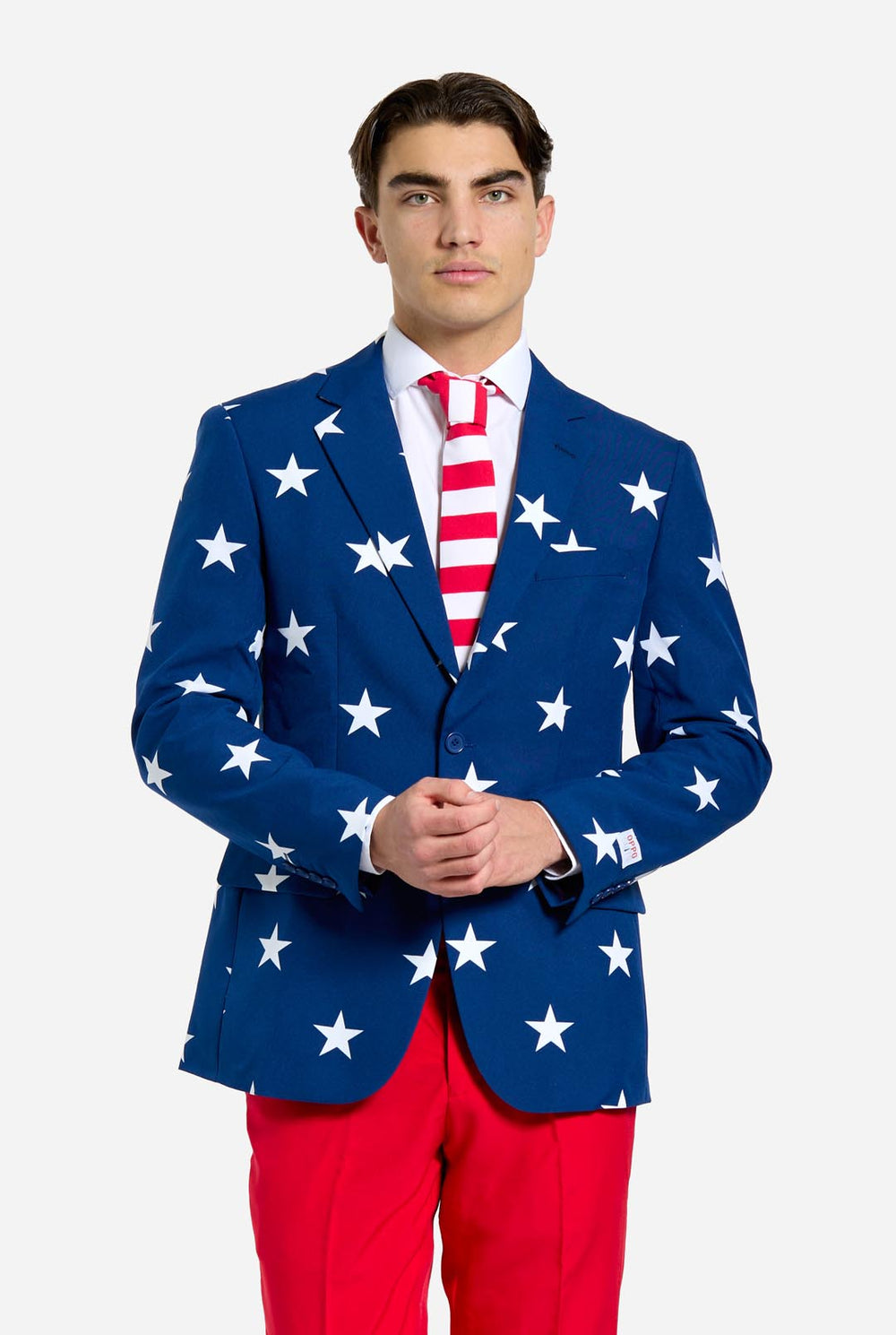 Mann, der rot -blau -USA -Themenanzug für den 4. Juli trägt