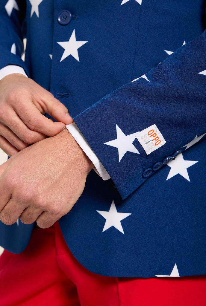 Mann, der rot -blau -USA -Themenanzug für den 4. Juli trägt