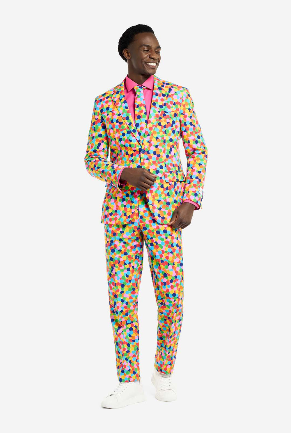 Bild eines Mannes, der einen OppoSuits Confetteroni-Herrenanzug mit Konfetti-Aufdruck und rosa Herrenhemd trägt. Der Anzug besteht aus Hose, Jacke und Krawatte.