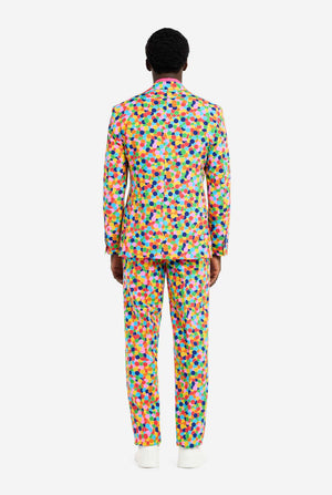 Bild eines Mannes, der einen OppoSuits Confetteroni-Herrenanzug mit Konfetti-Aufdruck und rosa Herrenhemd trägt. Der Anzug besteht aus Hose, Jacke und Krawatte.