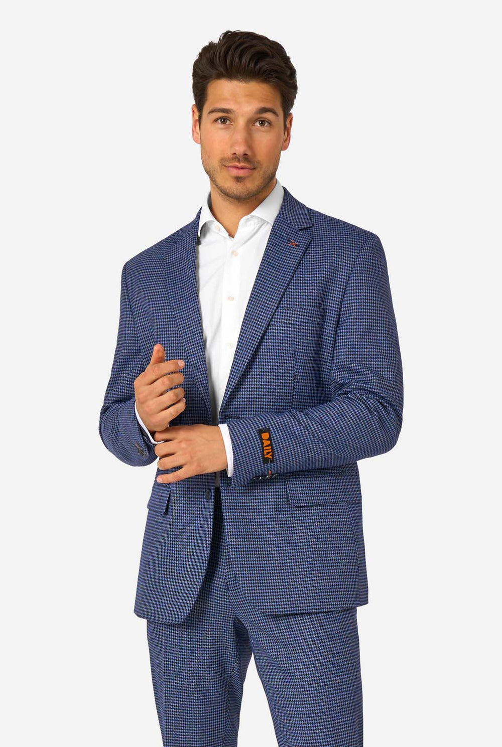 Ein Mann, der einen dunkelblau-blau karierten Anzug mit einem weißen Hemd trägt. Der Anzug hat eine moderne Passform mit zwei Knöpfen und Pattentaschen. Er steht vor einem schlichten weißen Hintergrund.