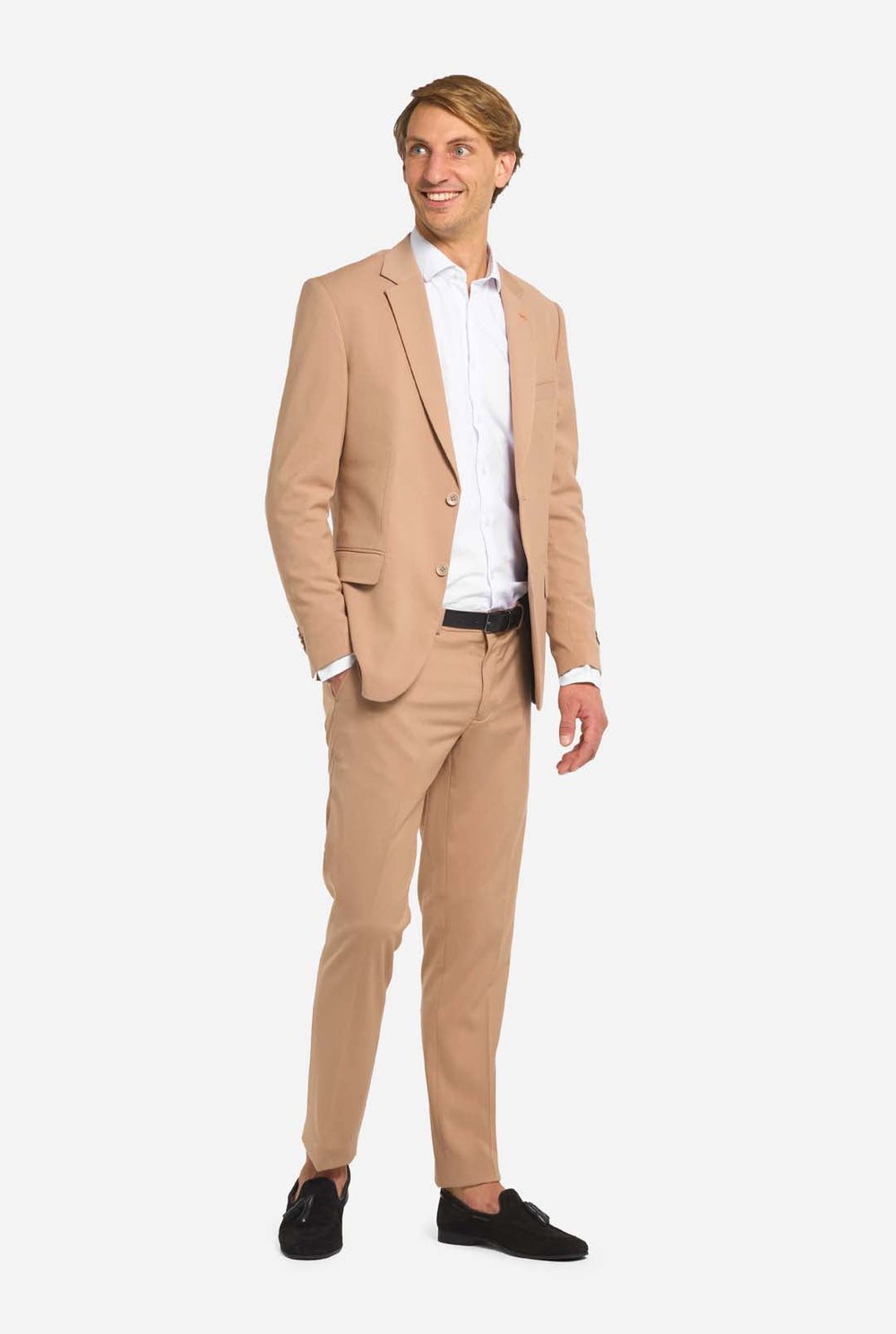 Bild mit hellgrauem Hintergrund und Mann trägt Dark Sand Herrenanzug und weißes Hemd. Anzüge besteht aus Blazer und Hose. Mann schaut zur Seite.
