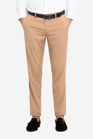 Bild mit hellgrauem Hintergrund und Mann trägt Dark Sand Herrenanzug und weißes Hemd. Anzüge besteht aus Blazer und Hose. Konzentriert sich auf die Hose.