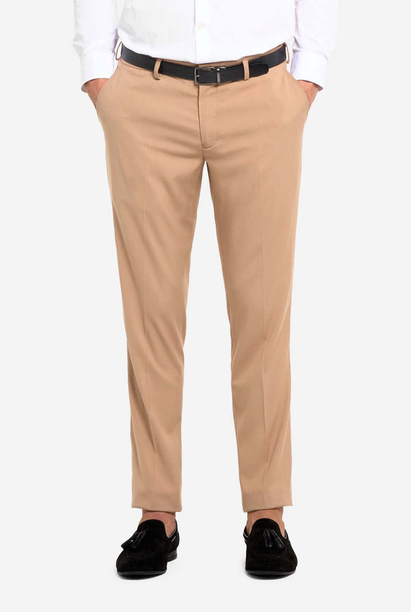 Bild mit hellgrauem Hintergrund und Mann trägt Dark Sand Herrenanzug und weißes Hemd. Anzüge besteht aus Blazer und Hose. Konzentriert sich auf die Hose.
